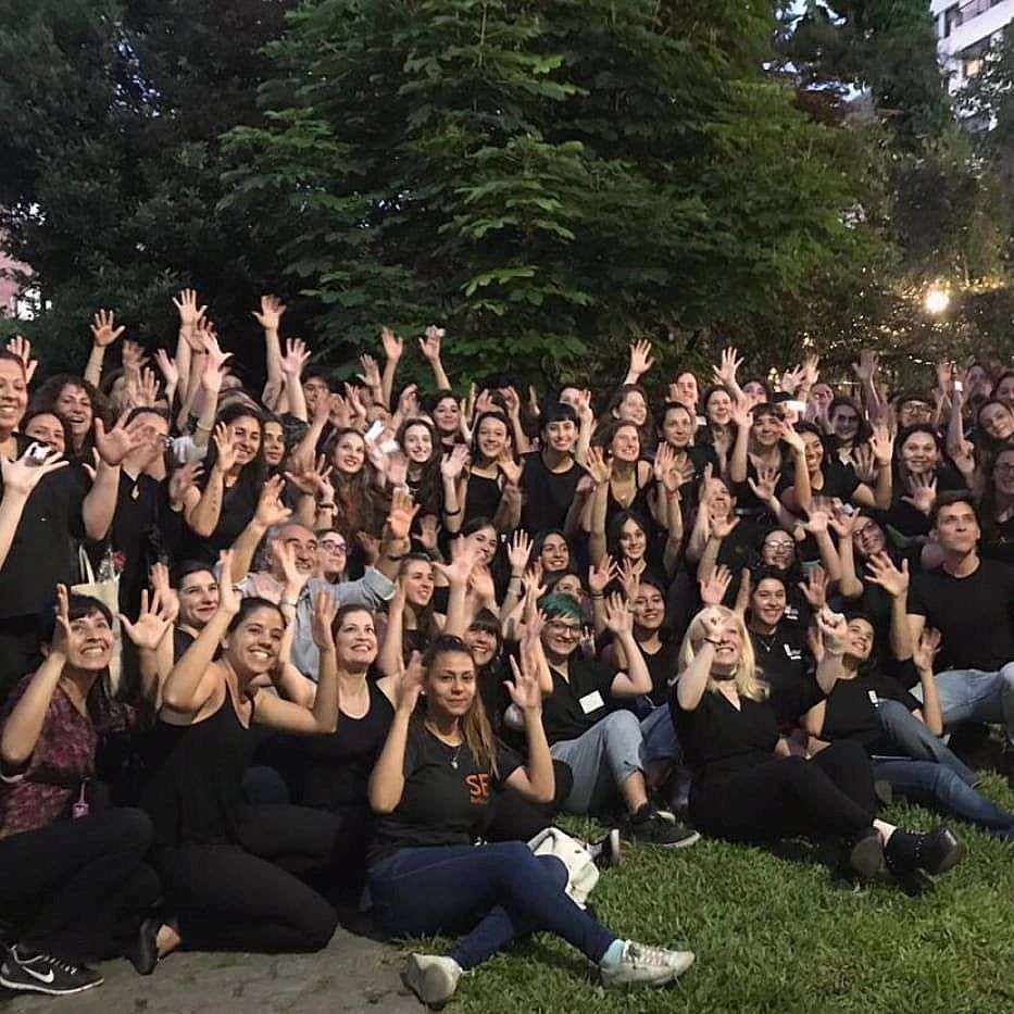Equipo y comunidad de SEA reunidos al aire libre
