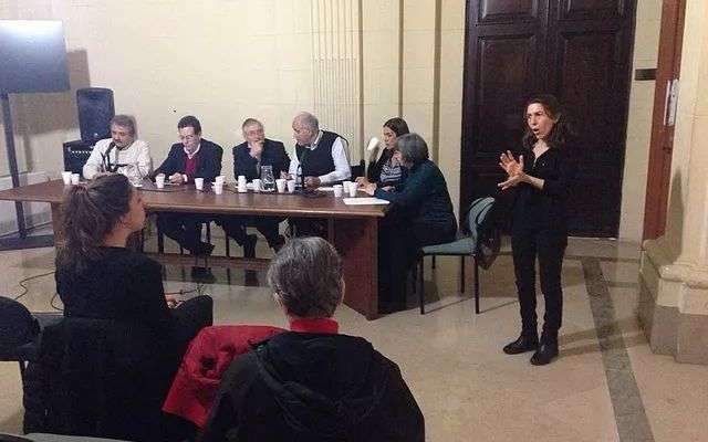 Intérprete de Lengua de Señas Argentina durante una actividad pública